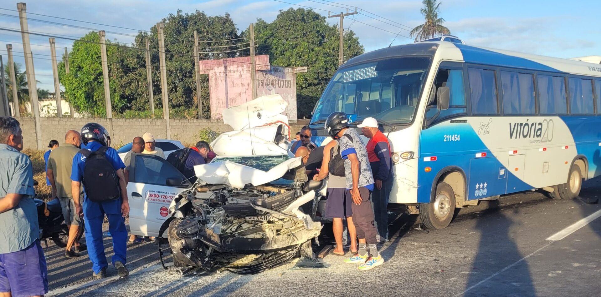 Engavetamento com três carros na BR-324 causa longo engarrafamento