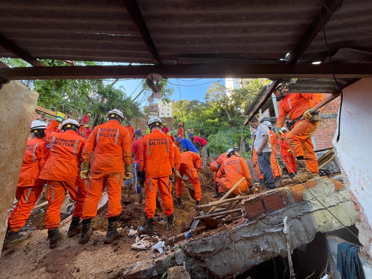 Bombeiros seguem nas buscas pelo rapaz soterrado em Saramandaia e buscas já duram mais de 36 horas