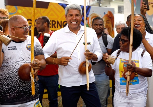 Jerônimo regulamenta lei de salvaguarda da capoeira e inicia Novembro Negro na Bahia