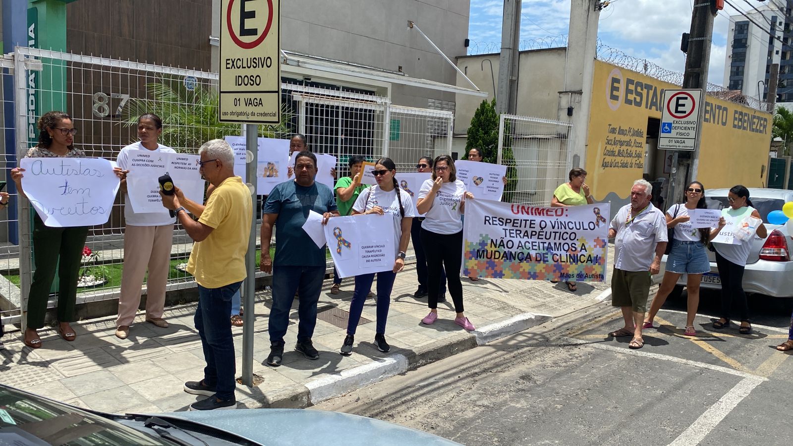 Mães de crianças com autismo realizam manifestação contra plano de saúde em Feira de Santana