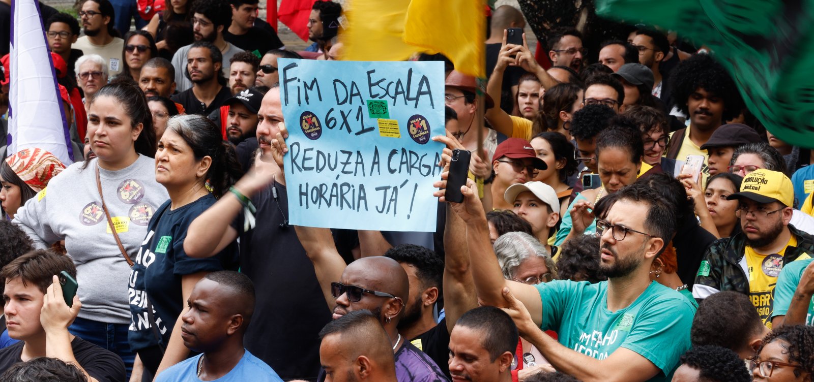 Manifestantes vão às ruas pelo fim da escala de trabalho 6×1