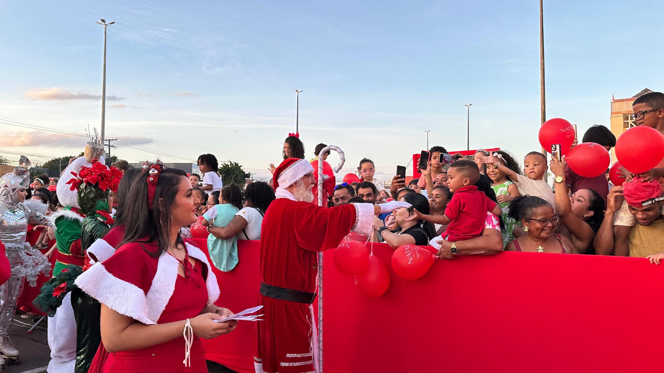 Papai Noel chega de helicóptero ao Boulevard Shopping marcando o início das comemorações natalinas