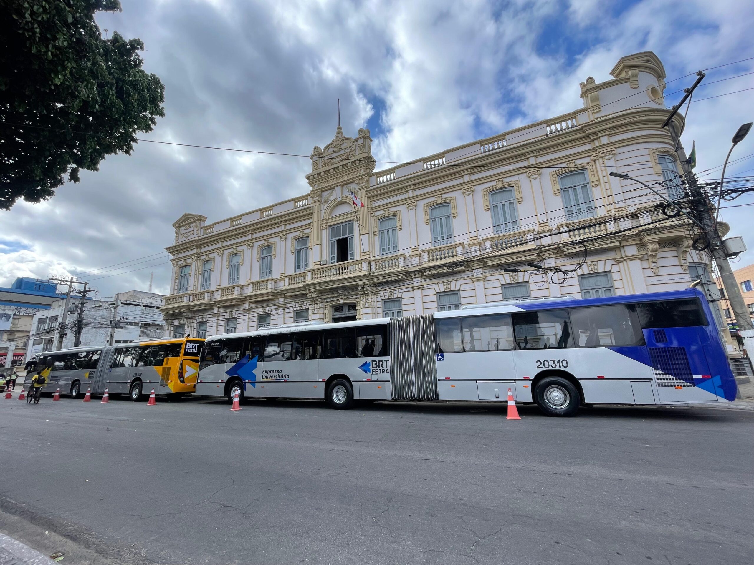 Nova linha expresso universitário é entregue em Feira de Santana com ônibus articulados