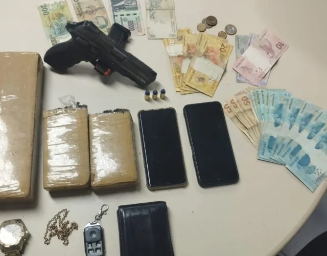 PM apreende arma e drogas no bairro Papagaio