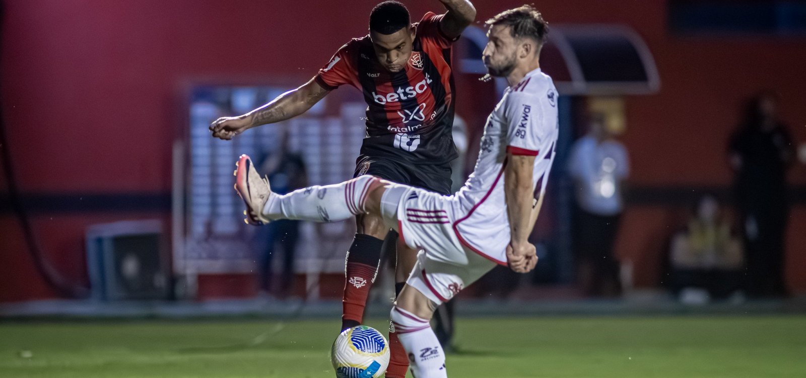 Vitória enfrenta o Flamengo neste domingo