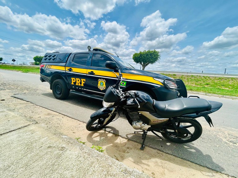 PRF recupera motocicleta furtada em Feira de Santana durante operação em Santa Bárbara