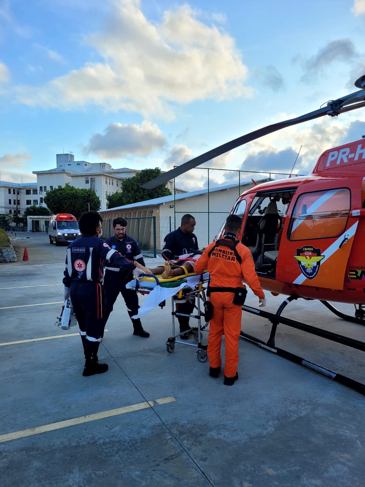 Helicóptero dos bombeiros transportam homem vítima de infarto