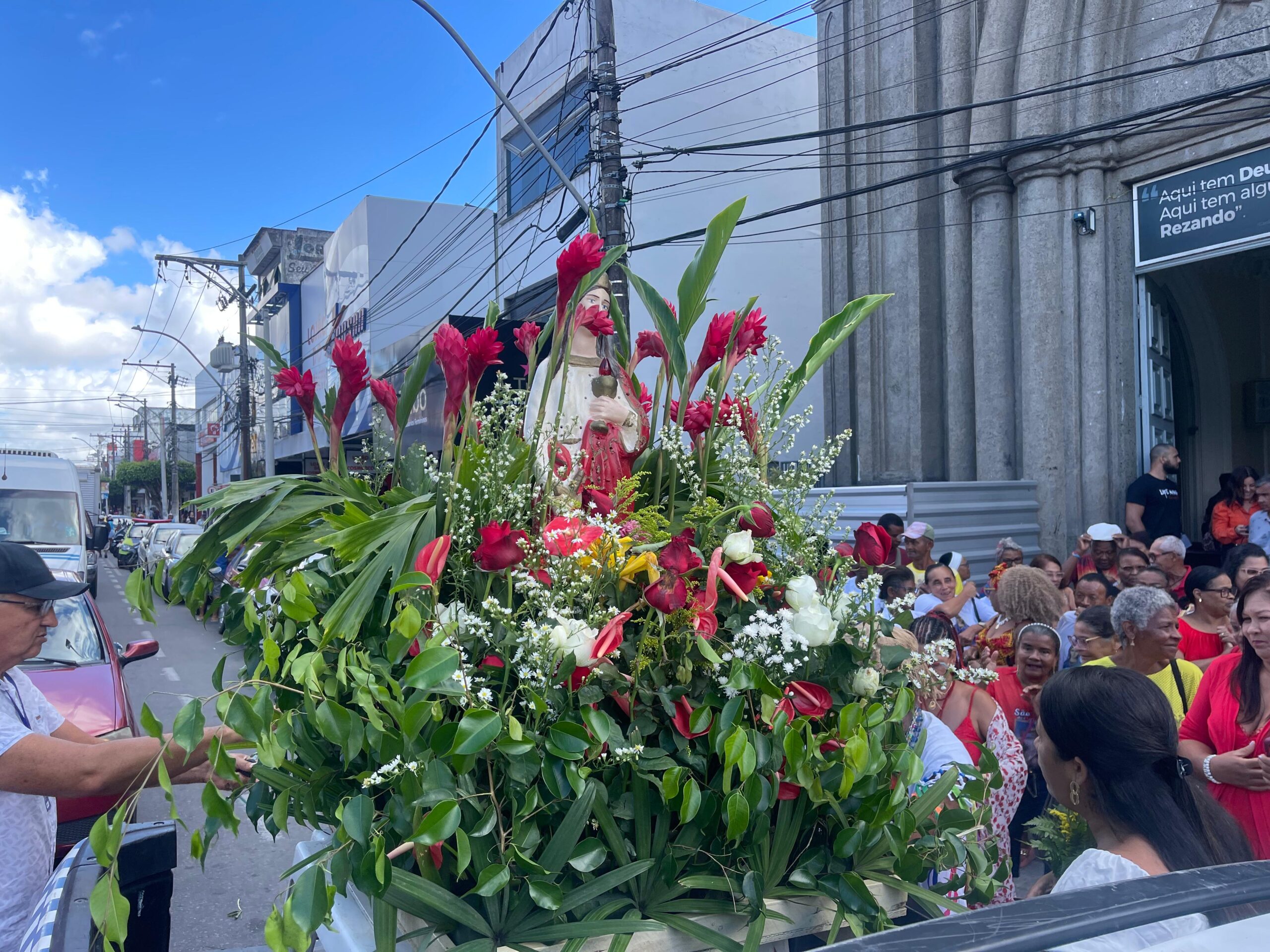 Fiéis celebram o Dia de Santa Bárbara com missa e procissão