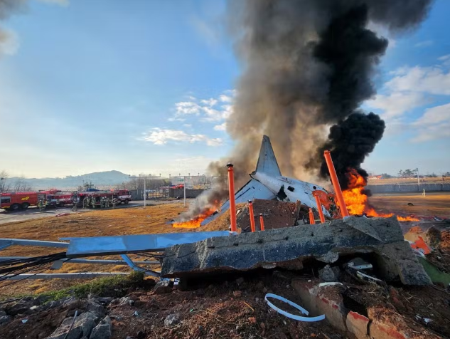 Avião com 181 a bordo sai da pista, explode e deixa 176 mortos na Coreia do Sul