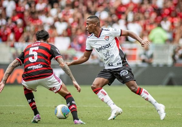 Vitória anuncia a renovação de contrato de atacante para a temporada de 2025