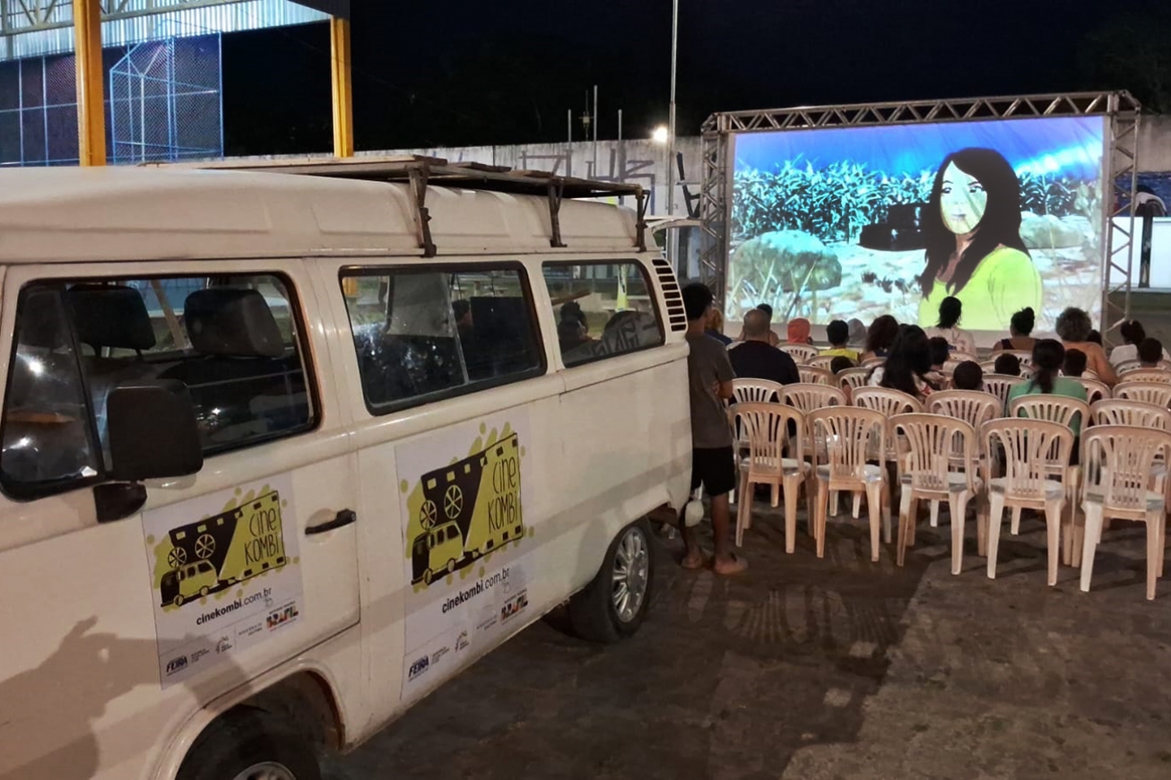 Cinema itinerante Cinekombi chega ao conjunto João Paulo II nesta sexta-feira