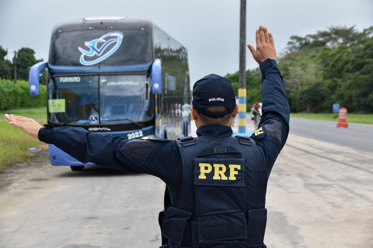 PRF intensifica abordagens a ônibus na região de Feira de Santana