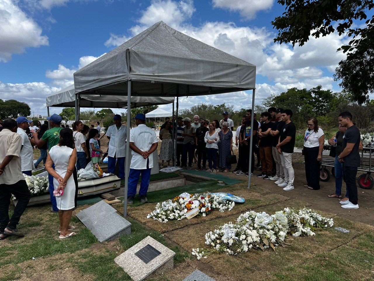 Jovem morto por engano em Feira de Santana é sepultado sob comoção de amigos e familiares