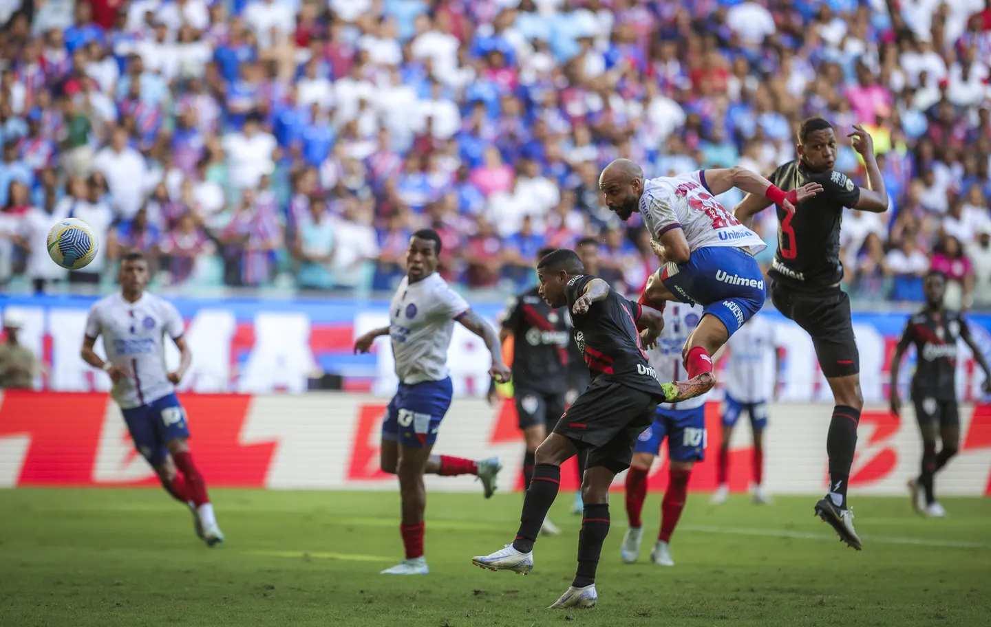 Após 35 anos, Bahia vence Atlético-Go e vai à Libertadores