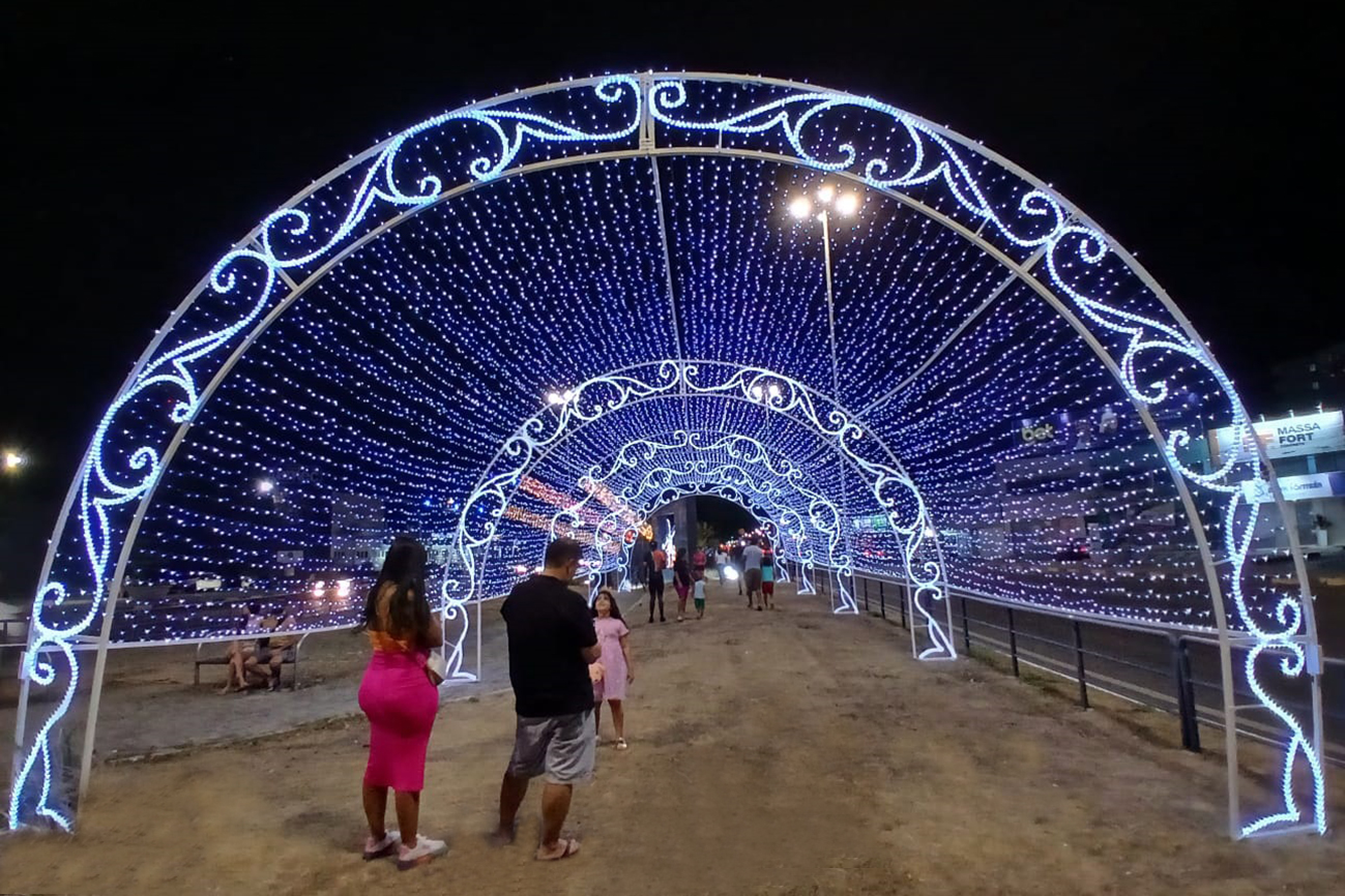 Árvores iluminadas e decoração natalina espalham magia em Feira de Santana