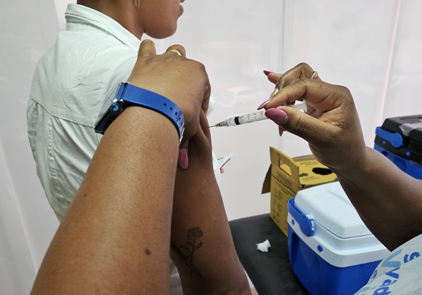 Vacinação contra à dengue ainda está abaixo da meta em Feira de Santana