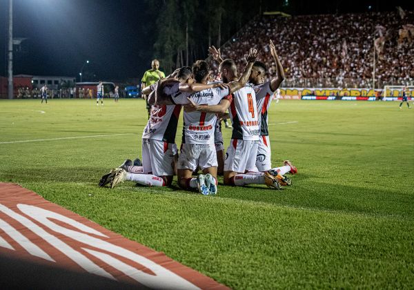 Vitória encara o Grêmio no Barradão em busca de vaga na Sul-Americana na reta final da Série A