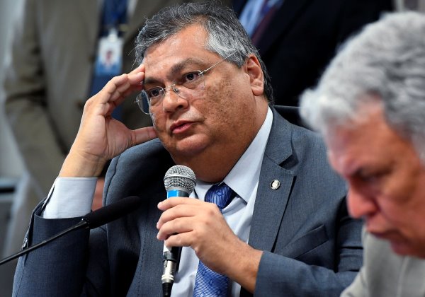 Dino libera parte das emendas para cumprir piso da saúde