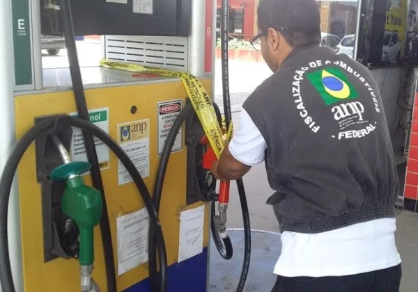 Postos em São Sebastião do Passé e Alagoinhas são interditados por venderem gasolina adulterada