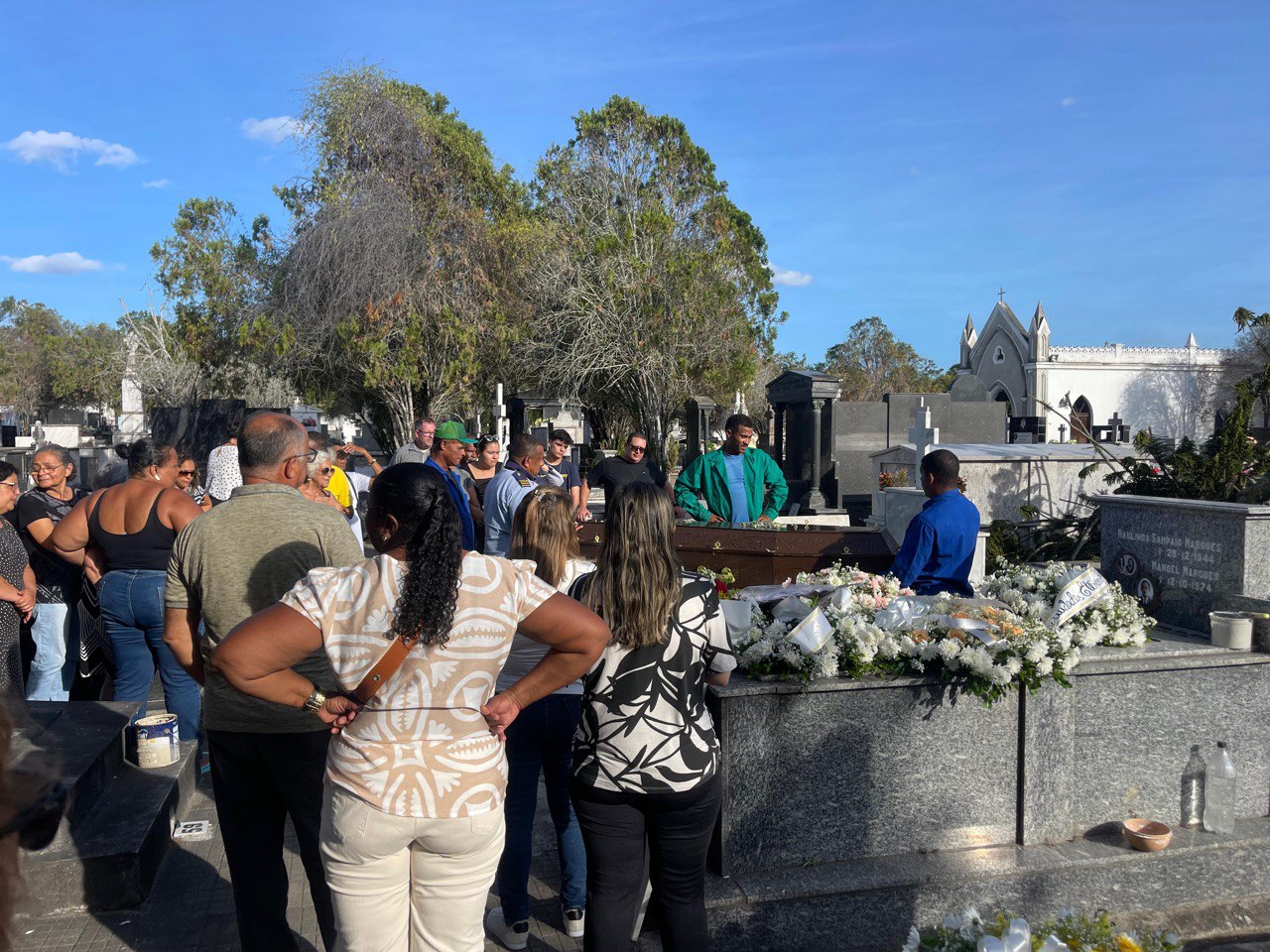 Amigos e familiares se despedem da professora Olga Guimarães em Feira de Santana