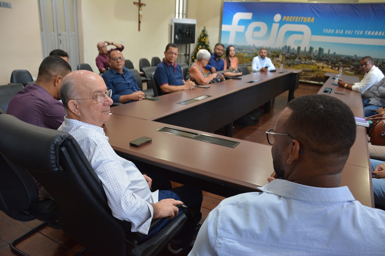 Prefeito recebe ministros evangélicos para momento de oração e agradecimento