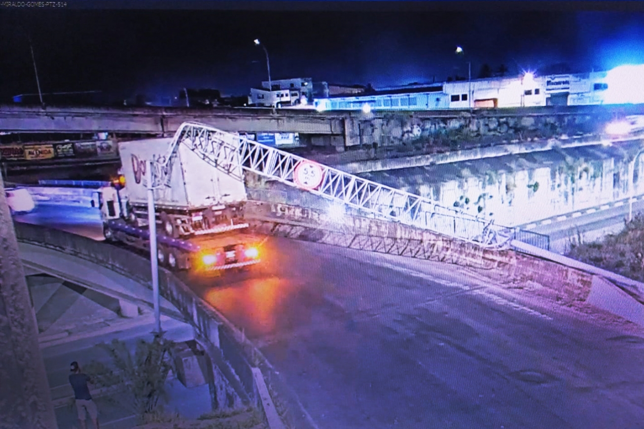 Removido pórtico destruído por guincho no Complexo Viário da Cidade Nova 