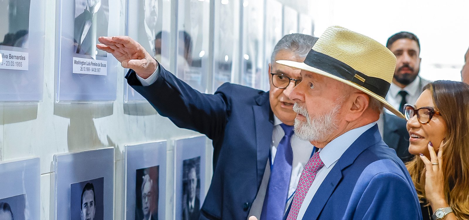 Lula visita galeria de ex-presidentes no Planalto e critica Temer e Bolsonaro