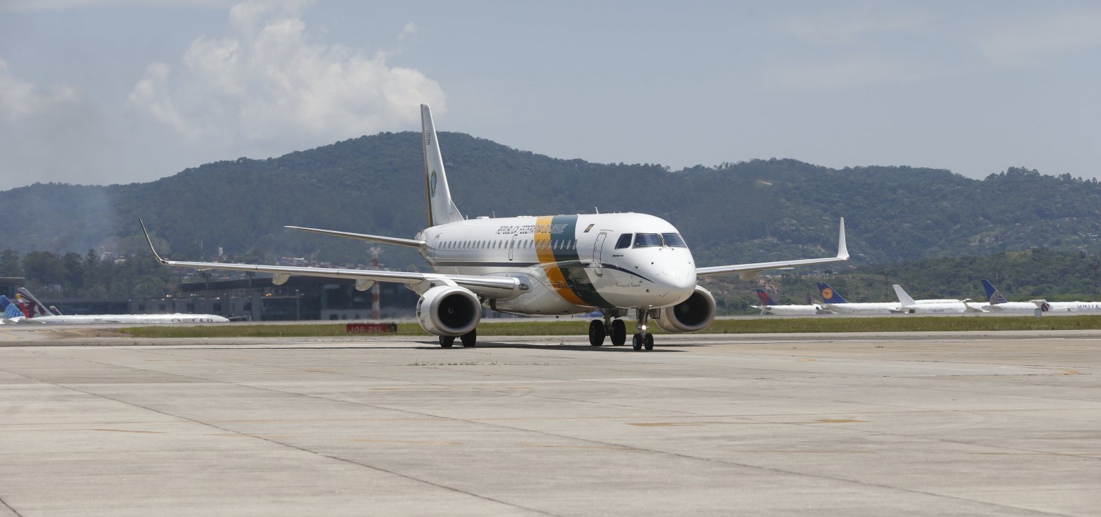 Avião da FAB faz pouso forçado no aeroporto de Brasília