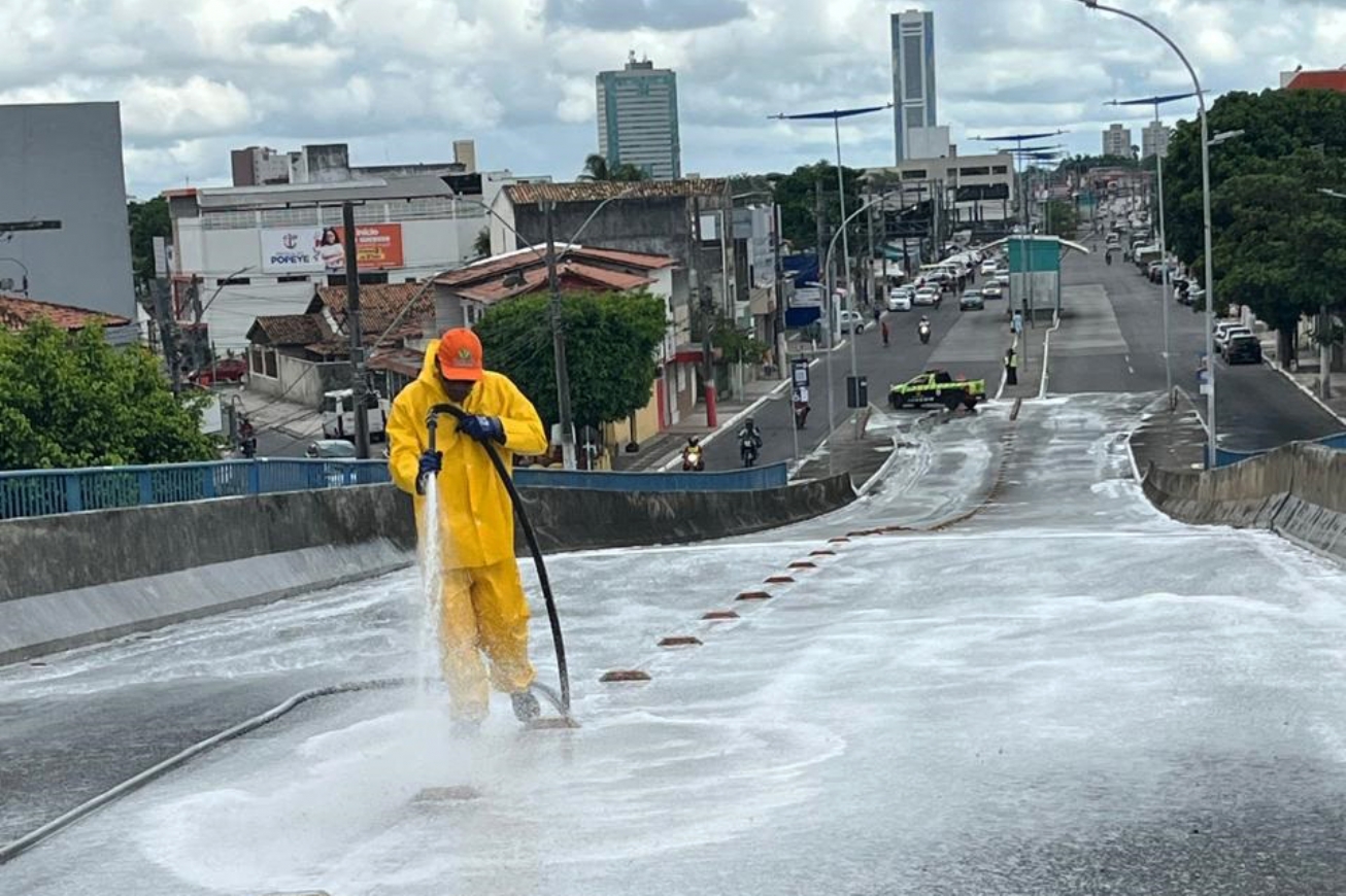 Prefeitura de Feira promove faxina geral de mais um viaduto e de túneis