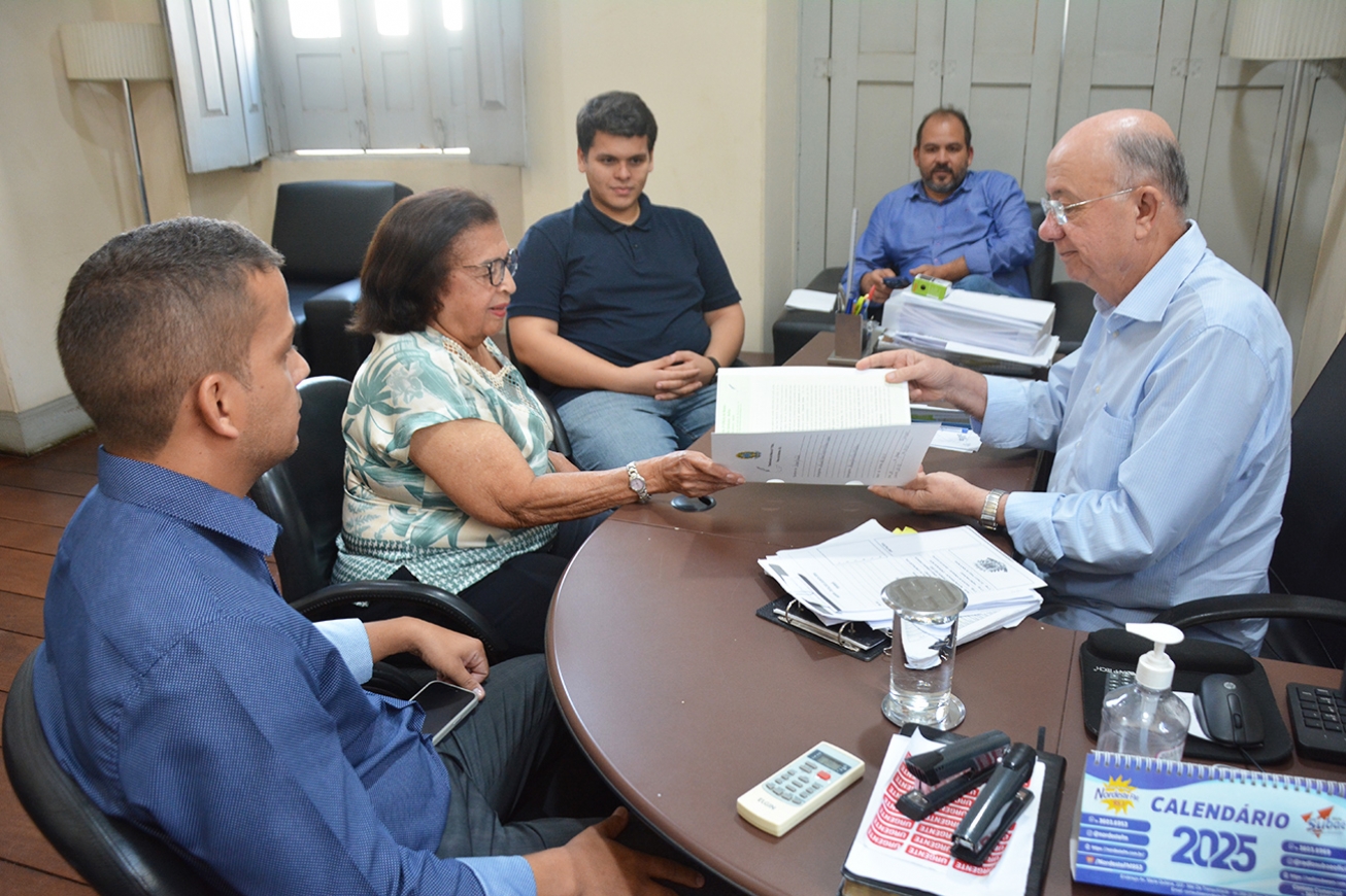 Prefeito José Ronaldo assina escritura de doação de terreno para construção de creche em Bonfim de Feira