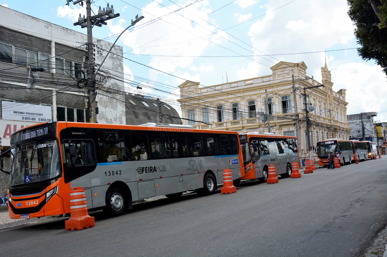 Prefeitura de Feira entrega sete novos ônibus climatizados para atender distritos e bairros da cidade