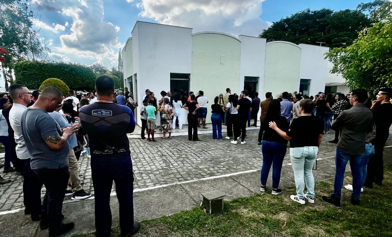 Ciclista assassinado na Avenida Nóide Cerqueira é sepultado sob comoção, em Feira de Santana