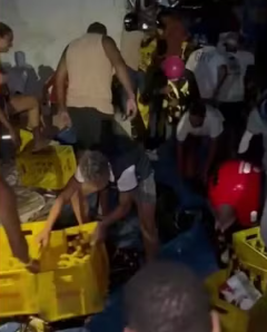 Caminhão de cerveja tomba e é saqueado em bairro de Feira de Santana