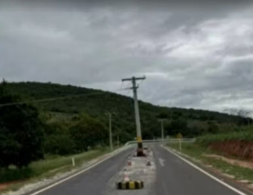 Poste instalado no meio de rodovia na Bahia viraliza nas redes sociais