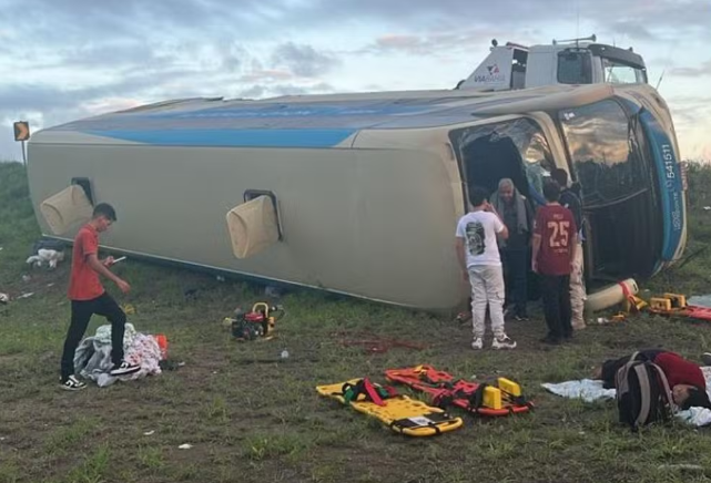 Ônibus tomba e deixa nove pessoas feridas no interior da Bahia