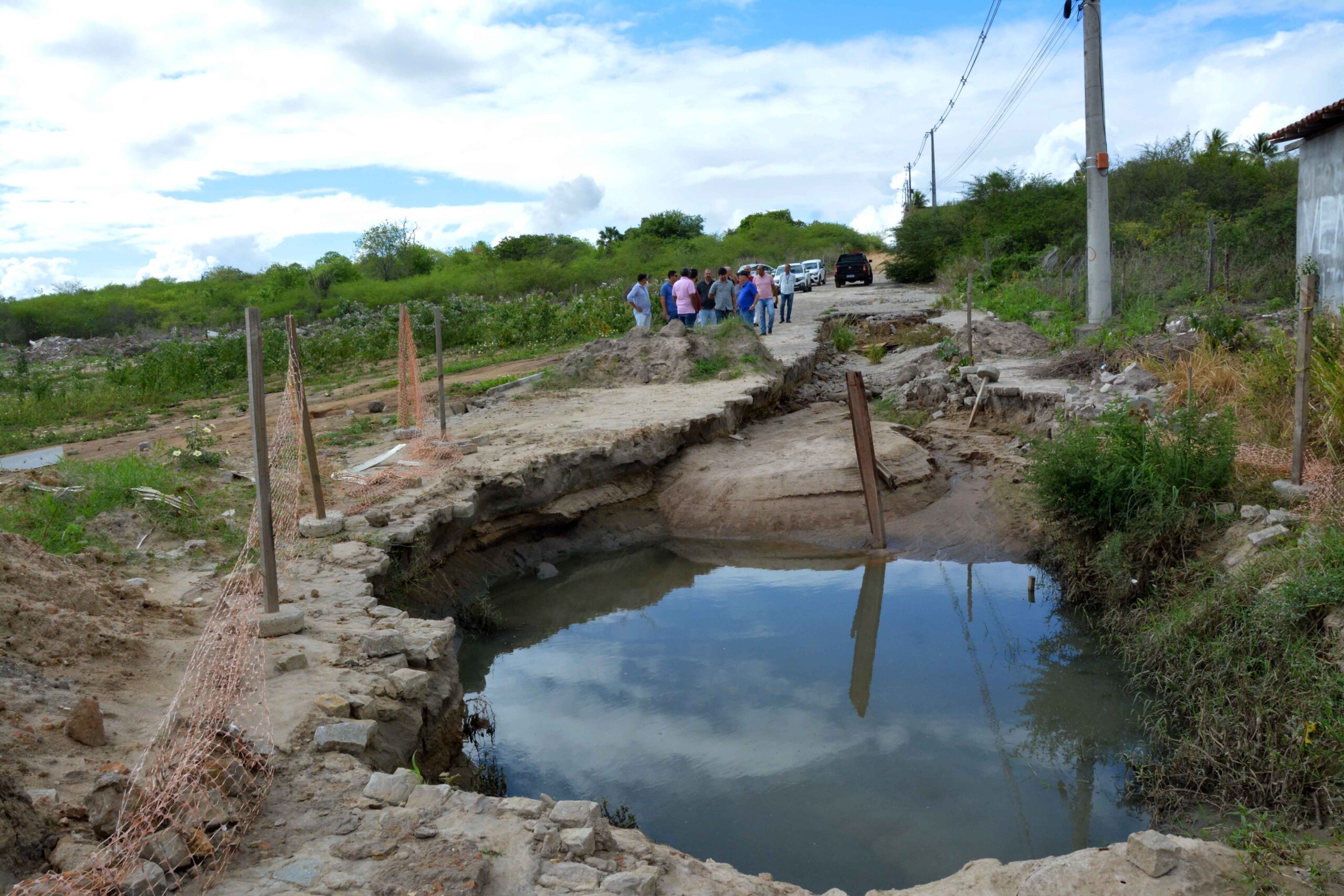 Prefeitura inspeciona rua obstruída por danos na rede de drenagem para adotar providências