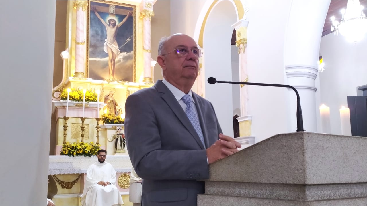 José Ronaldo destaca disposição para governar em missa de ação de graças após a posse