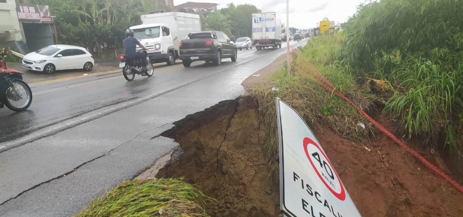 PRF interdita trecho da BR-101 após erosão de acostamento