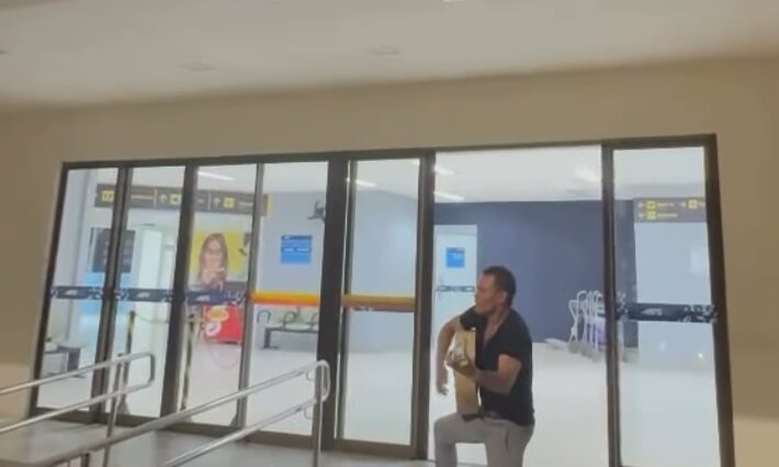 Eduardo Costa canta em aeroporto de Feira de Santana após show em Água Fria