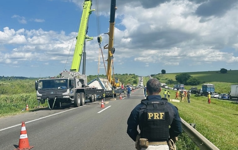 Após mais de 10 horas de operação, carreta-tanque é removida e BR-324 é totalmente liberada