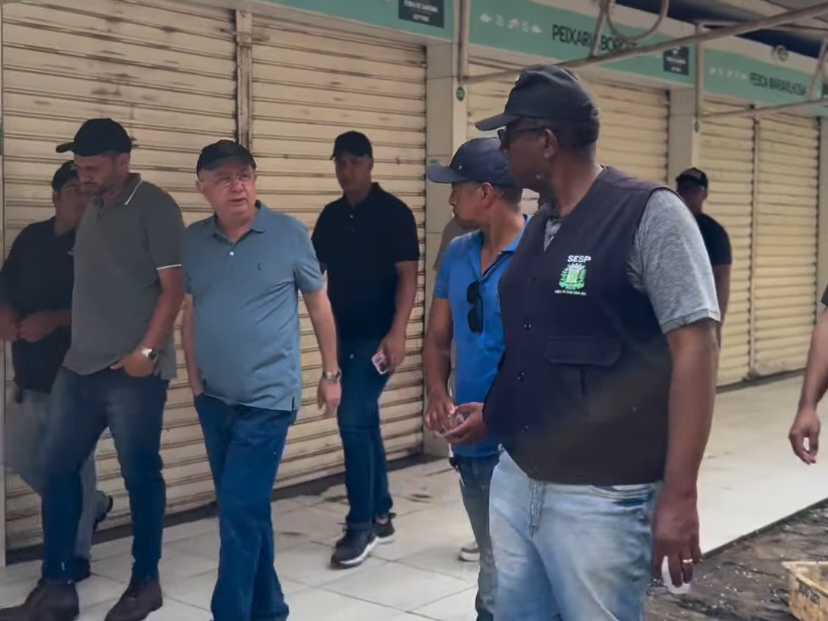 Prefeito José Ronaldo acompanha faxinaço no Centro de Abastecimento