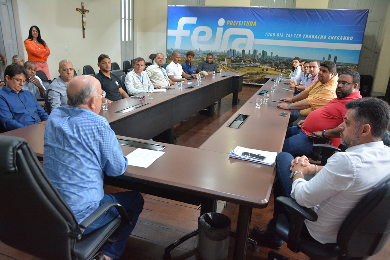 José Ronaldo discute com empresas de internet soluções para poluição visual das fiações nos postes