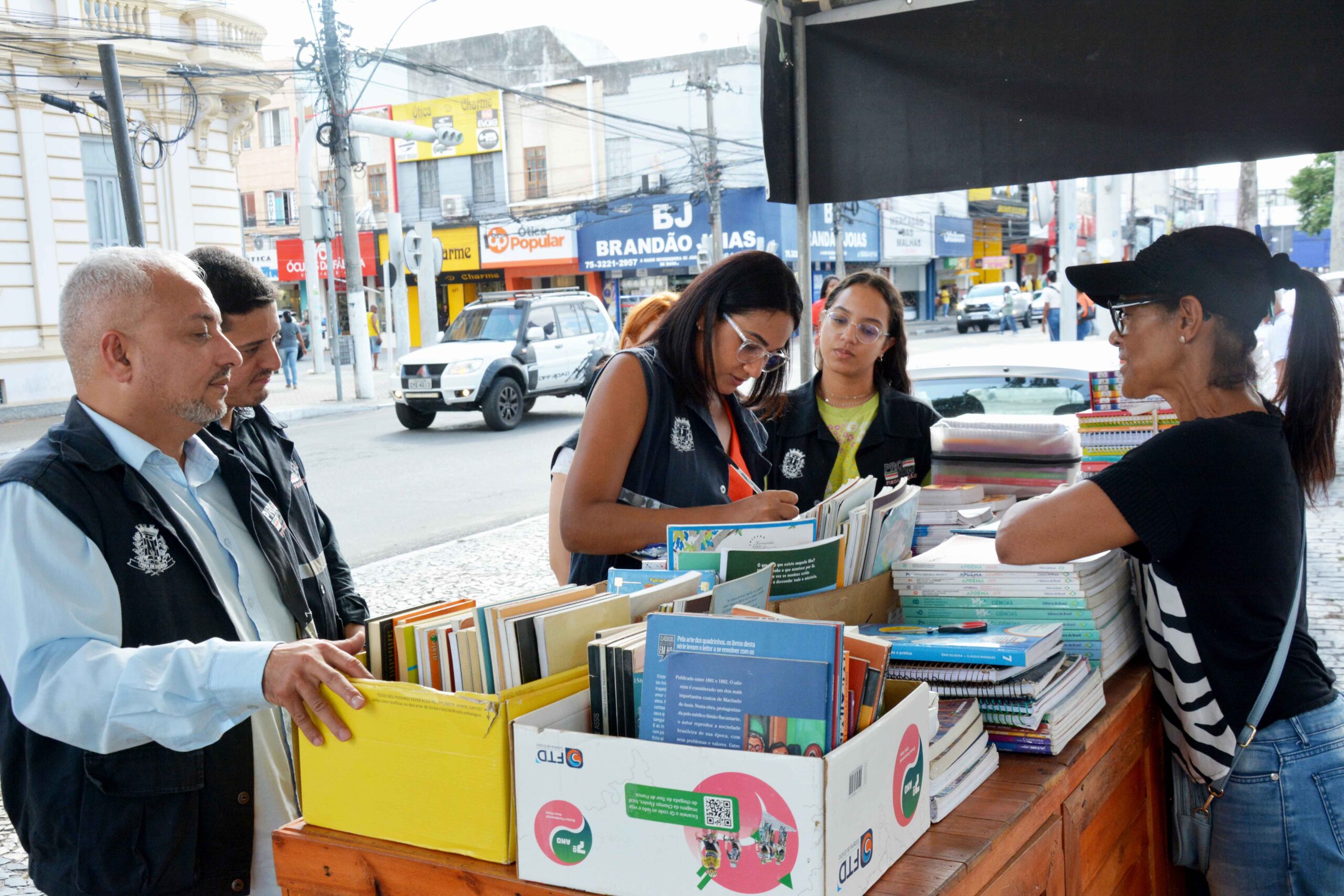 Procon fiscaliza Feira do Livro Usado em Feira de Santana