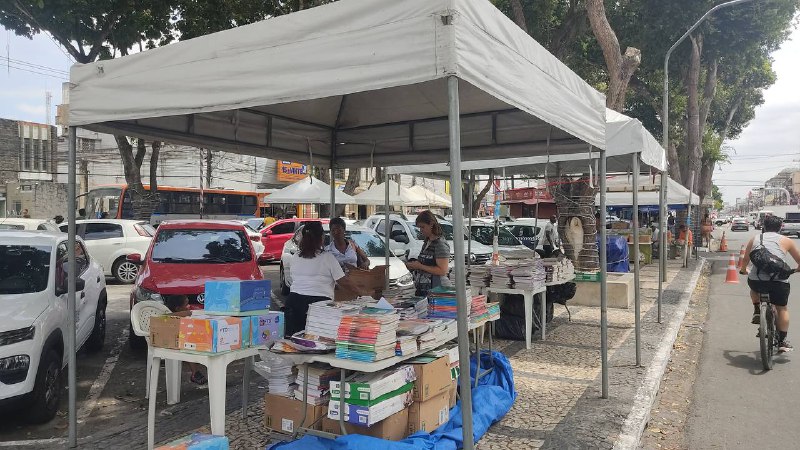 Feira do Livro usado movimenta pais e alunos em Feira de Santana