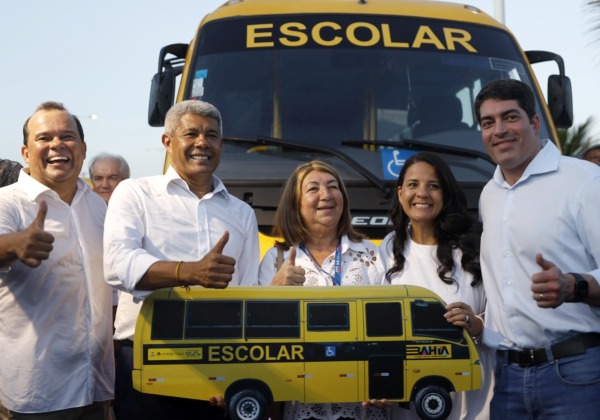 Com investimento de R3 milhões, governador entrega 417 novos ônibus escolares