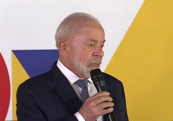 Lula diz que reajuste do diesel é decisão da Petrobras e que estatal não precisa avisá-lo