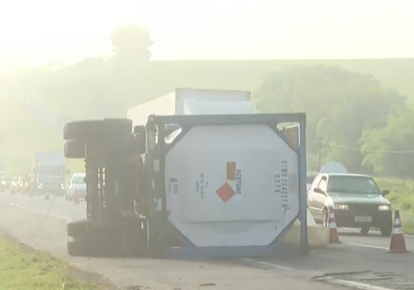 Carreta com acetona tomba na BR-324 e interdita faixa de pista na região de Santo Amaro