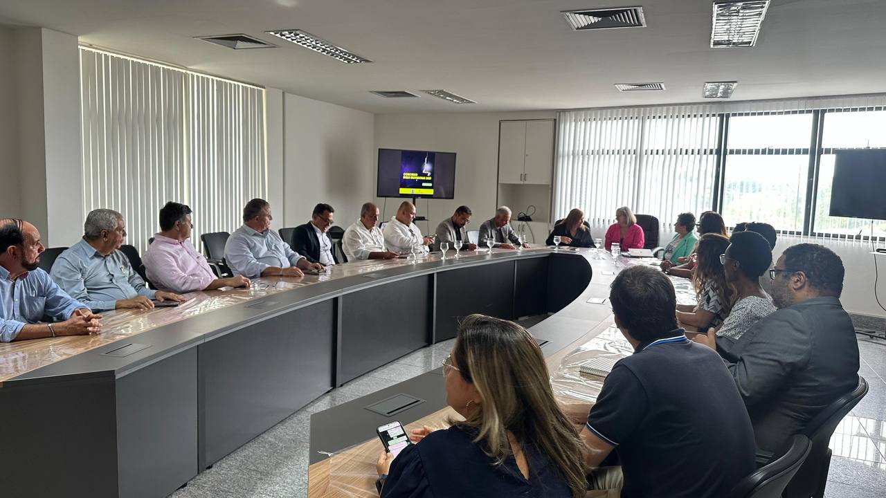 UEFS e Instituto Pensar Feira firmam parceria para fomentar inovação e desenvolvimento em Feira de Santana