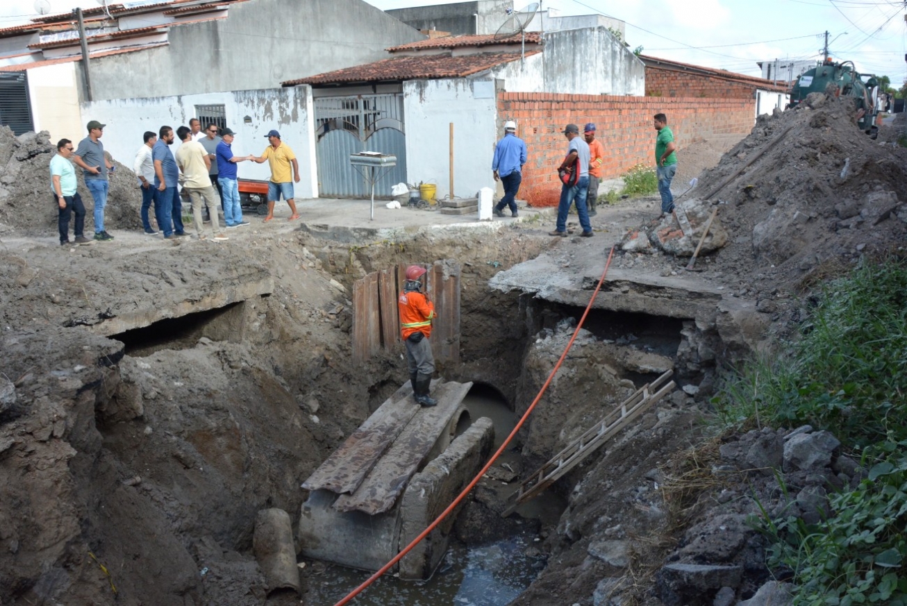 Prefeitura realiza serviços de desobstrução da rede de drenagem no bairro Panorama