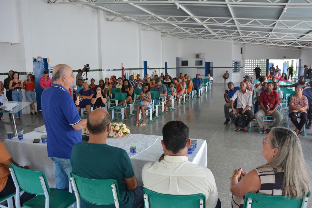 José Ronaldo entrega 60 escrituras para moradores do Núcleo Conder